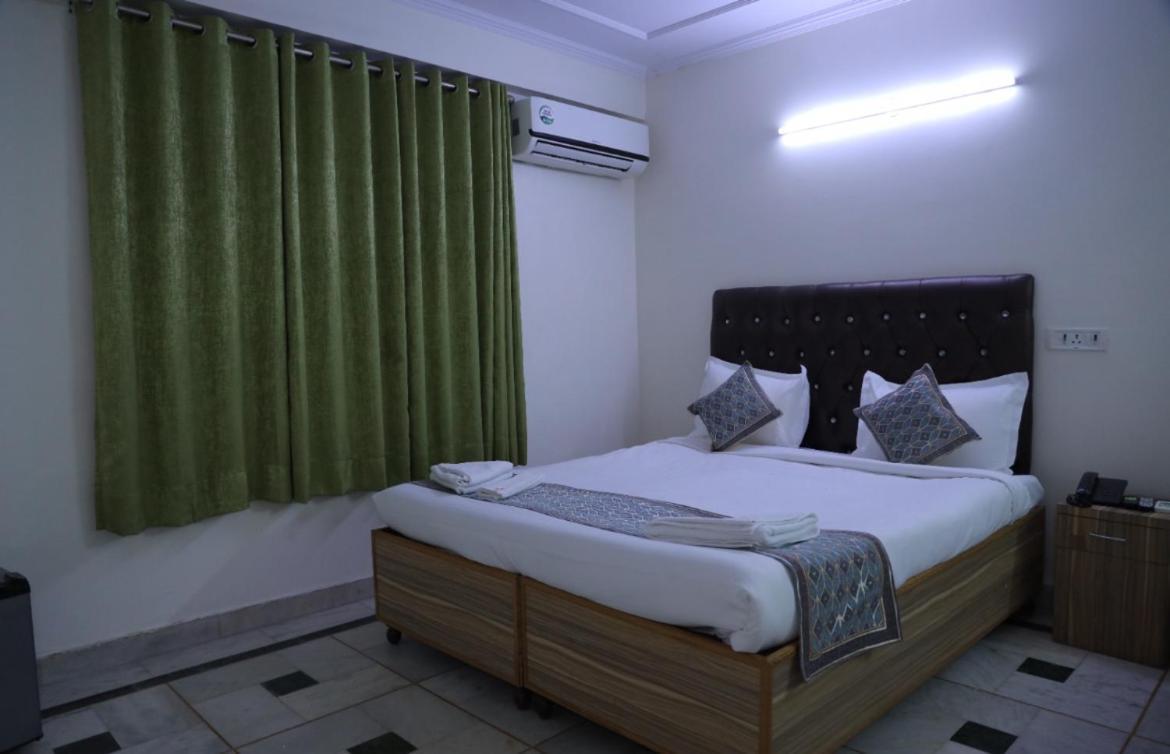 Hotel Star Palace - Near Karol Bagh Metro Дели Экстерьер фото